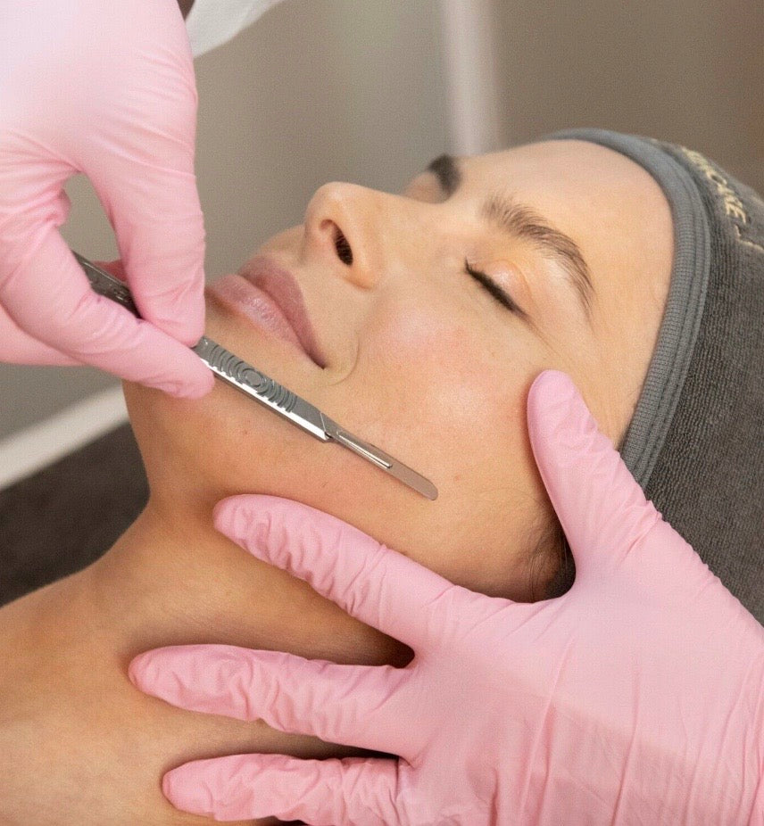 Dermaplaning + Hidratacion + Manicure Spa